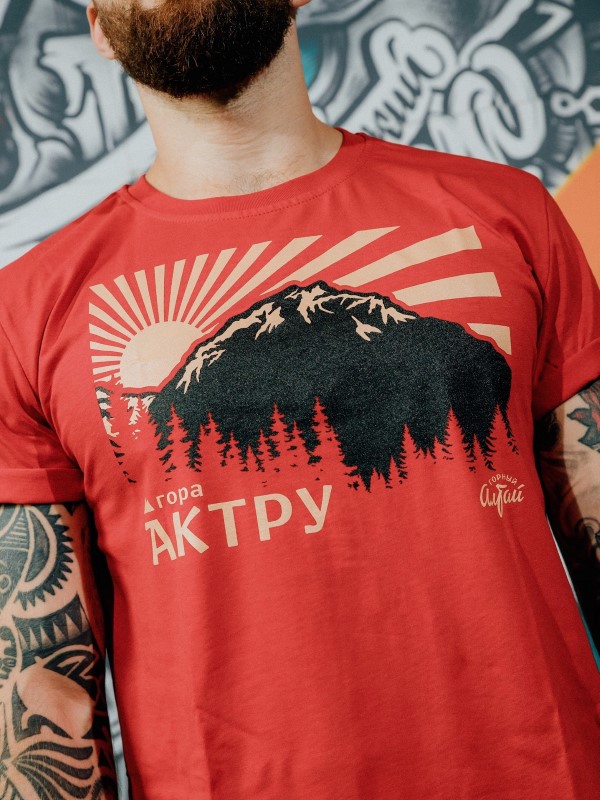 Футболка Гора Актру (на мужчине) — купить в интернет-магазине MySiberia